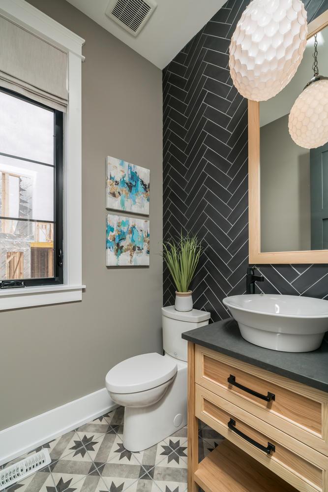 212 Forest Creek Dr Kitchener-large-034-17-Bathroom-667x1000-72dpi.jpg